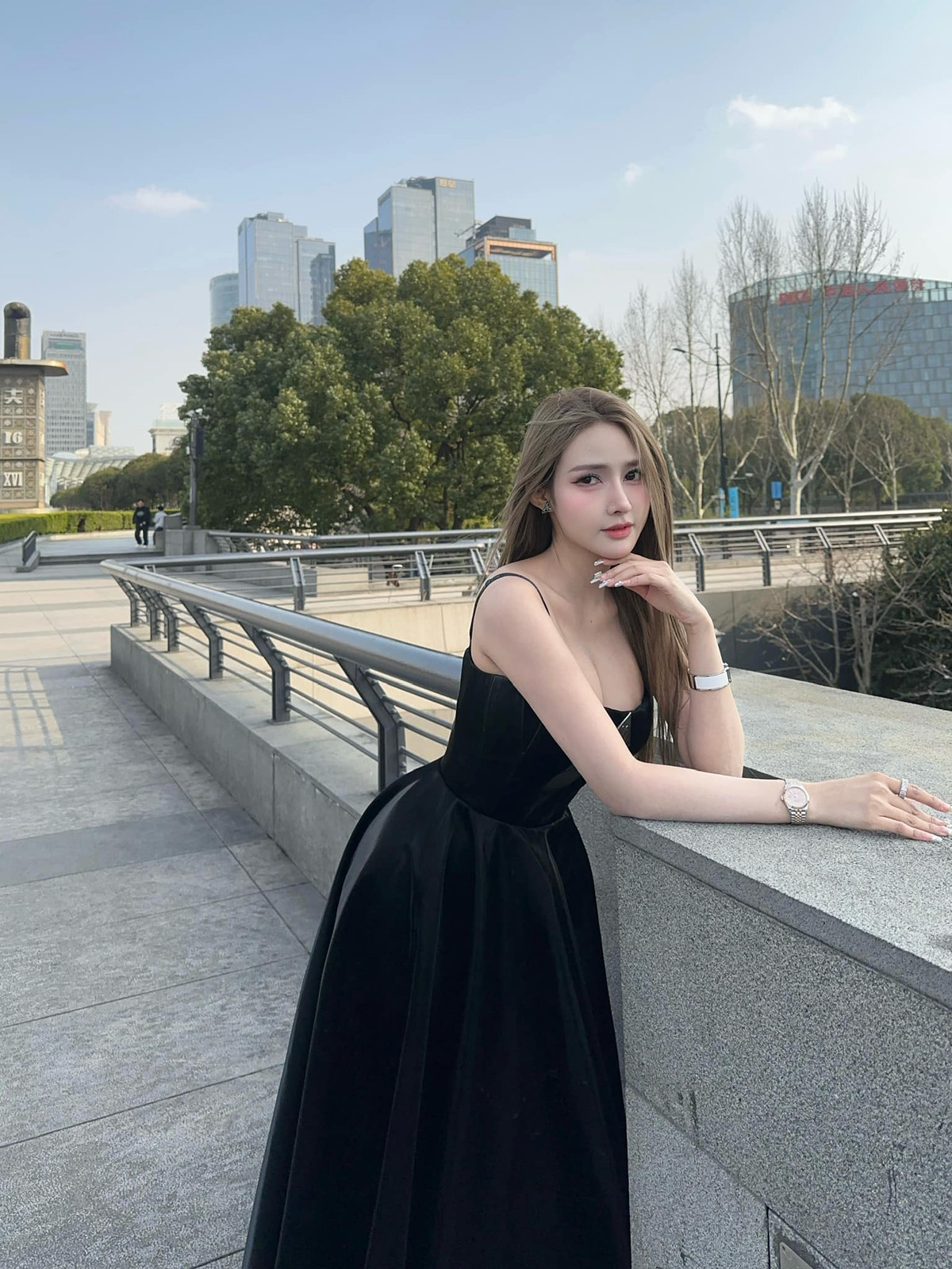 Trên trang cá nhân, DJ Jenny Yến thường xuyên khoe hình ảnh gợi cảm trong cuộc sống đời thường với người hâm mộ.