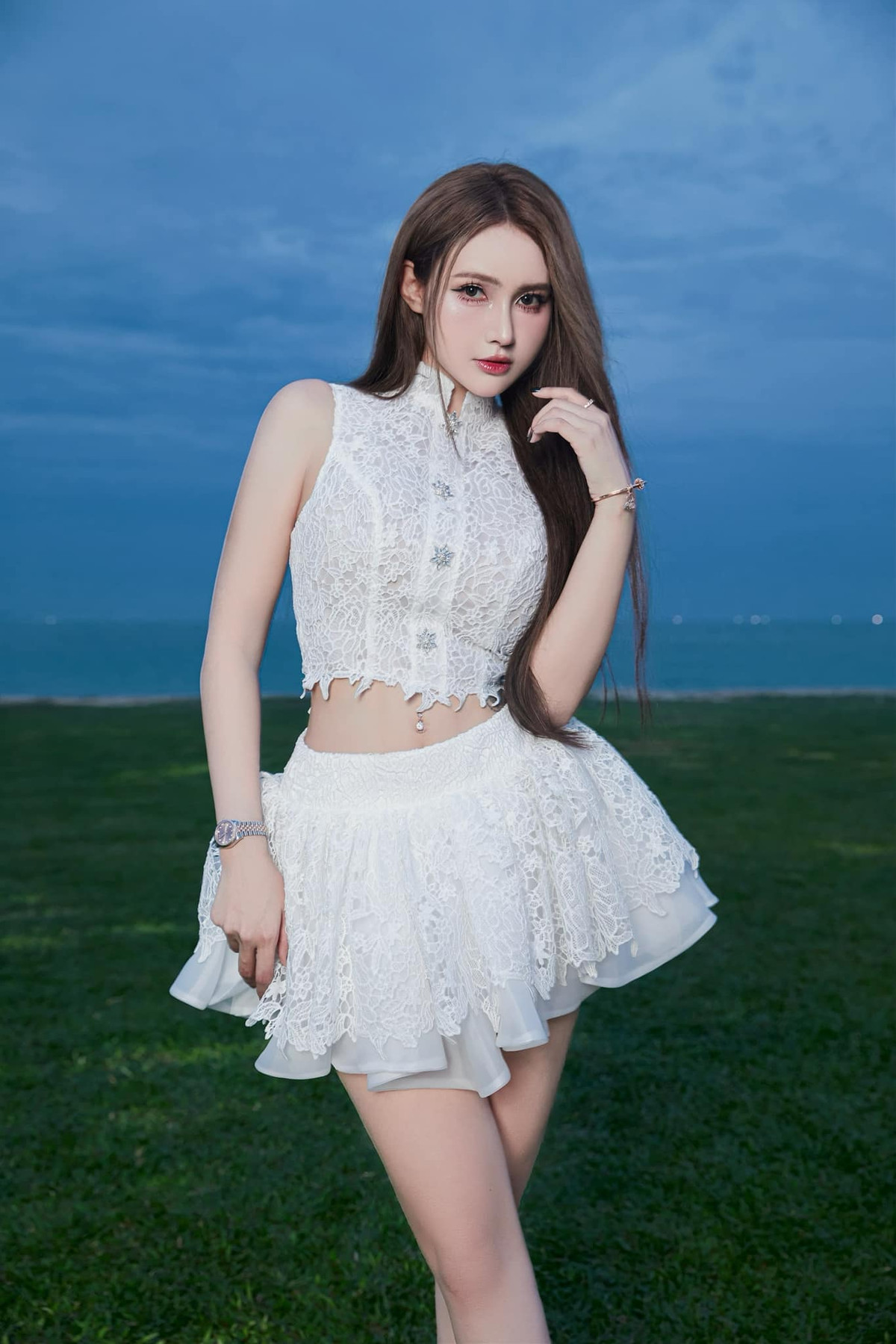 Trong trận chung kết bóng đá nam Sea Games 30, Jenny Yến xuất hiện rạng rỡ trên khán đài cổ vũ cho U22 Việt Nam. Ngay lập tức hình ảnh của cô được cộng đồng mạng truy lùng.