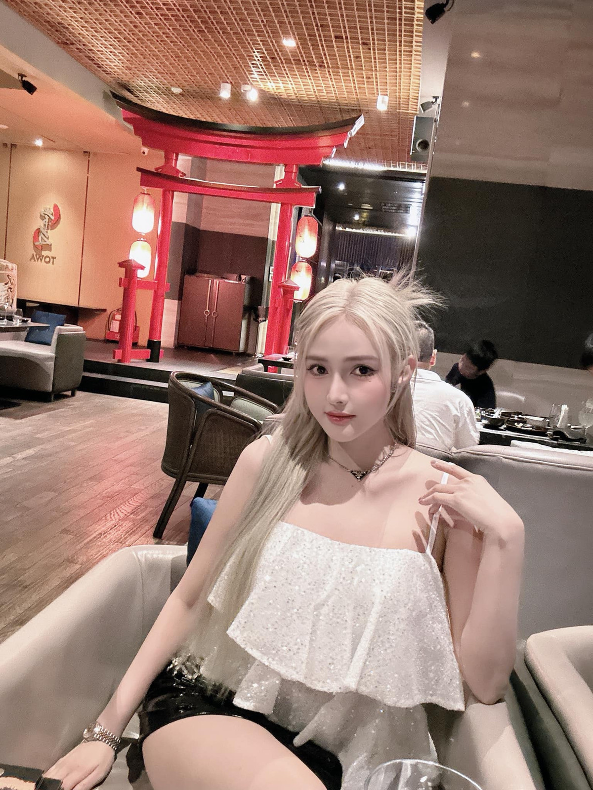 Không từ bỏ, cô nàng vẫn kiên trì với ước muốn của mình. Năm 17 tuổi, cô nàng chính thức bắt đầu với nghề gắn bó cùng âm nhạc.