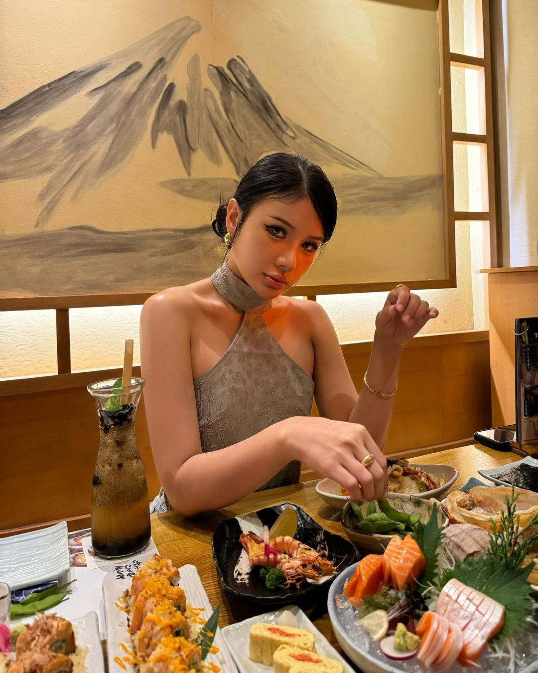 Có thể nhận ra, nàng Tiktoker có gương mặt sắc sảo, đường nét tinh tế hơn sau trùng tu nhan sắc