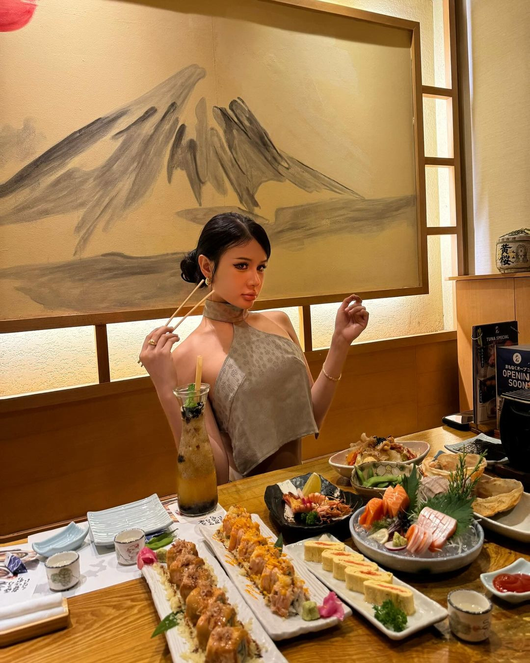 Cô nàng từng chia sẻ về quyết định phẫu thuật thẩm mỹ: ""Gương mặt mình nên mình là người hiểu rõ nhất. Mình chia sẻ thật là nét cũ của mình có những điểm khuyết mà mang ra đời thực không xinh. Mình chọn phẫu thuật là để cân chỉnh lại những điểm khuyết ấy và vẫn phải giữ được đường nét cũ..."