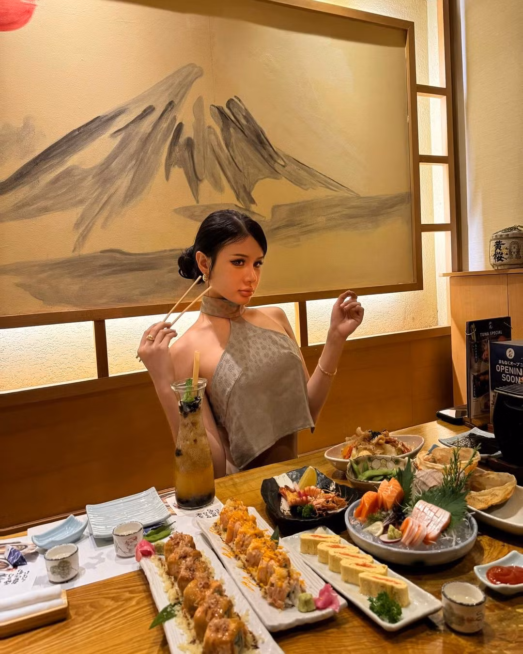 Cô nàng từng chia sẻ về quyết định phẫu thuật thẩm mỹ: ""Gương mặt mình nên mình là người hiểu rõ nhất. Mình chia sẻ thật là nét cũ của mình có những điểm khuyết mà mang ra đời thực không xinh. Mình chọn phẫu thuật là để cân chỉnh lại những điểm khuyết ấy và vẫn phải giữ được đường nét cũ..."