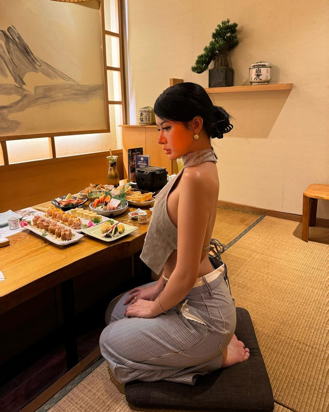 Những thiết kế khoe lưng trần cũng được Xuân Ca thường xuyên lựa chọn.