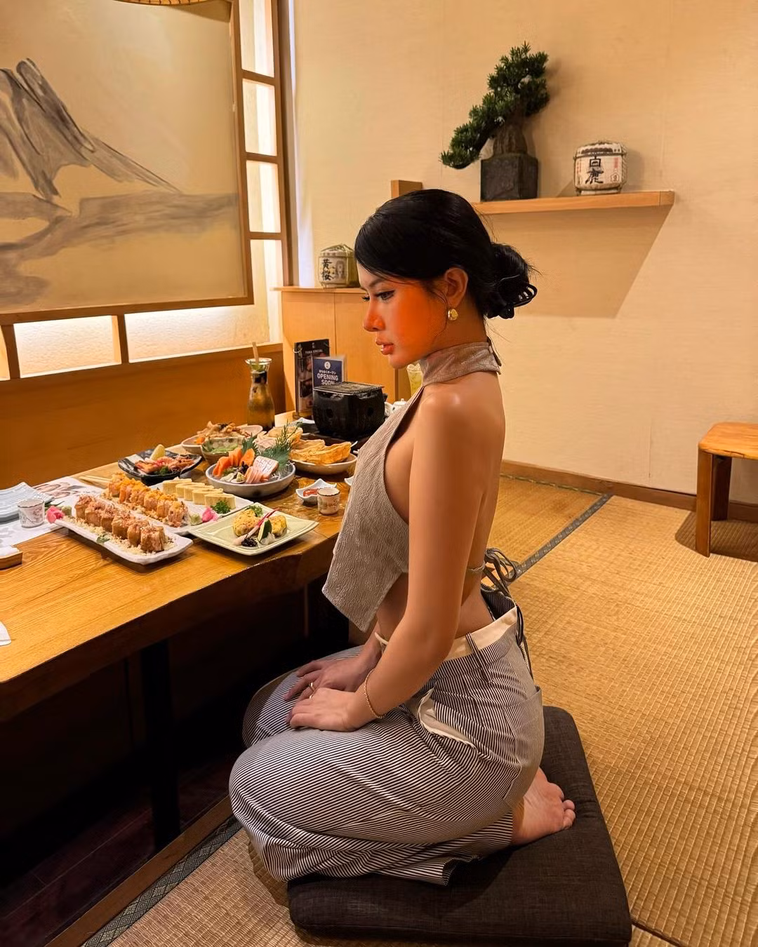 Những thiết kế khoe lưng trần cũng được Xuân Ca thường xuyên lựa chọn.