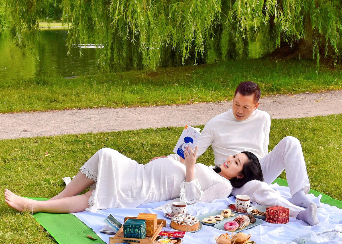 Sắp trở thành mẹ 3 con, nhưng sắc vóc của Thu Trang vẫn mặn mà với làn da không tì vết, thần thái tươi tắn.