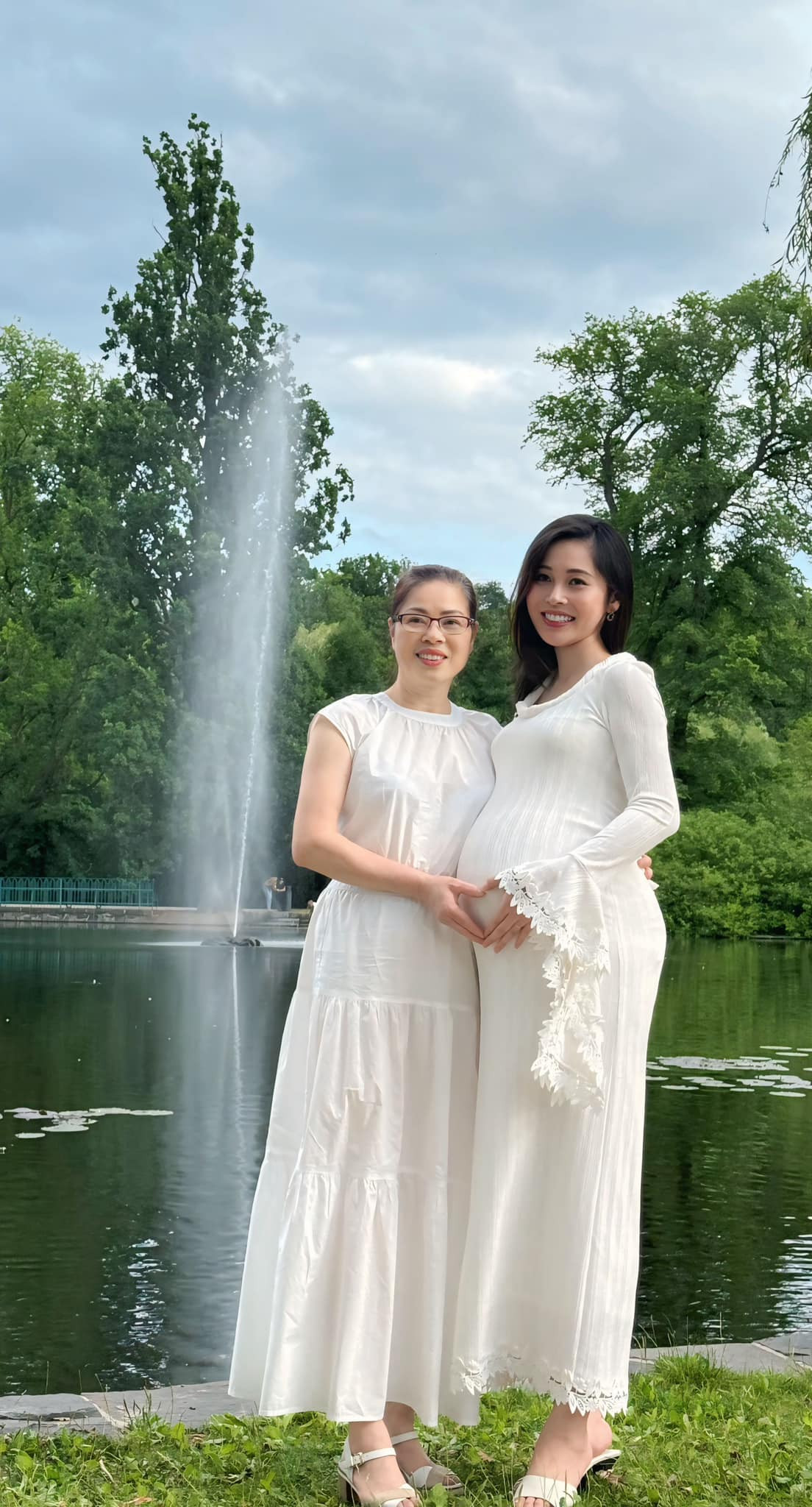 Trước dấu hiệu cho thấy đại gia đình Shark Hưng sắp chào đón thành viên mới, cư dân mạng không khỏi phấn khích, tranh thủ gửi những lời khen có cánh: “Mẹ bầu xinh xỉu cô ơi”; “Thế này thì phải làm thêm cô công chúa nữa”...