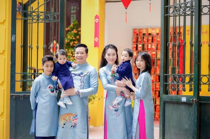 Trước khi cưới người vợ hiện tại, Shark Hưng đã trải qua một lần đổ vỡ hôn nhân với 2 đứa con. Dù không chia sẻ quá nhiều về cuộc sống hôn nhân nhưng trong một số hình ảnh đăng tải, có thể thấy con riêng của nam doanh nhân có mối quan hệ khá tốt với vợ hiện tại của anh.