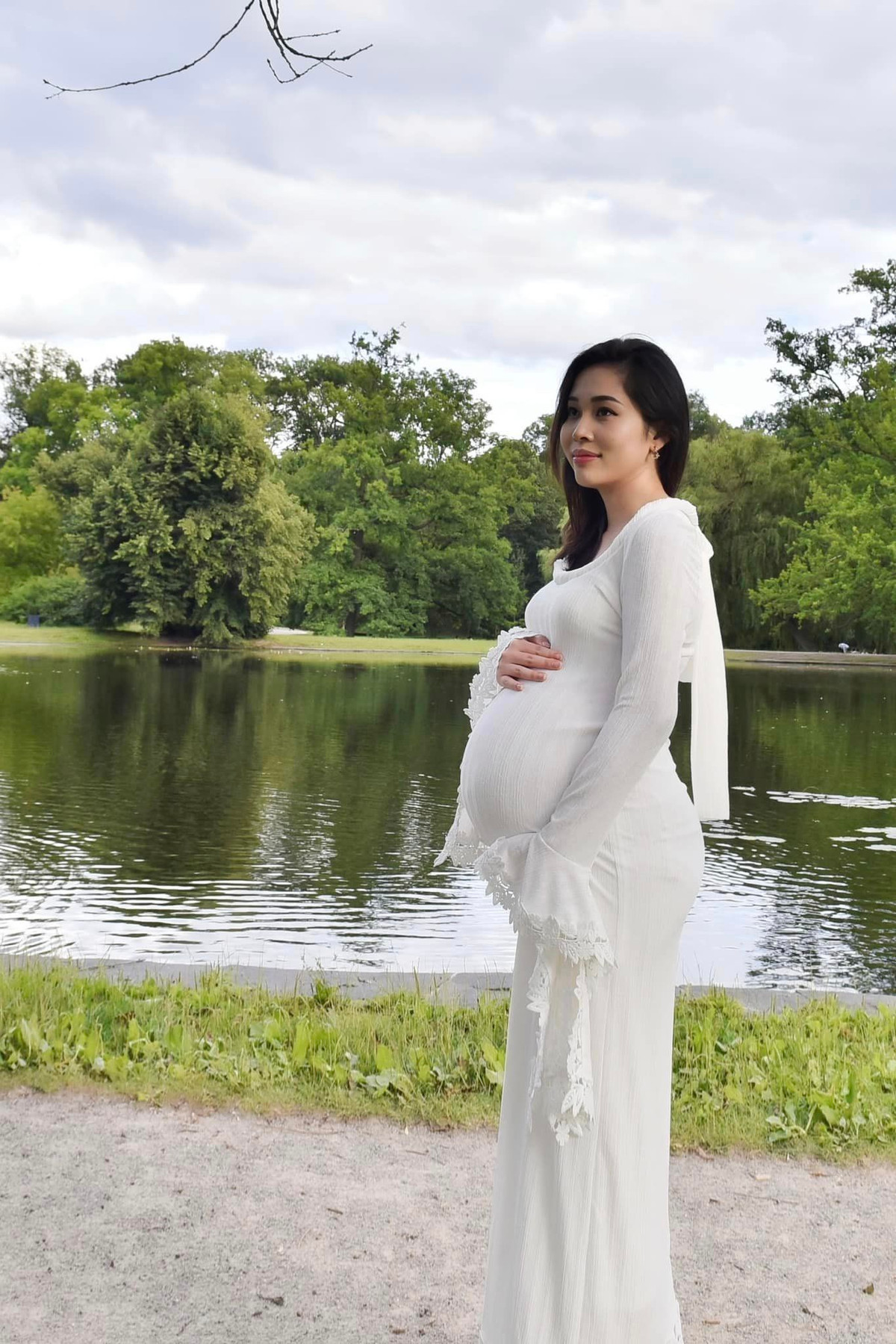 Mới đây, Á hậu Nguyễn Thu Trang gây bất ngờ khi đăng tải loạt ảnh với chiếc bụng bầu vượt mặt.