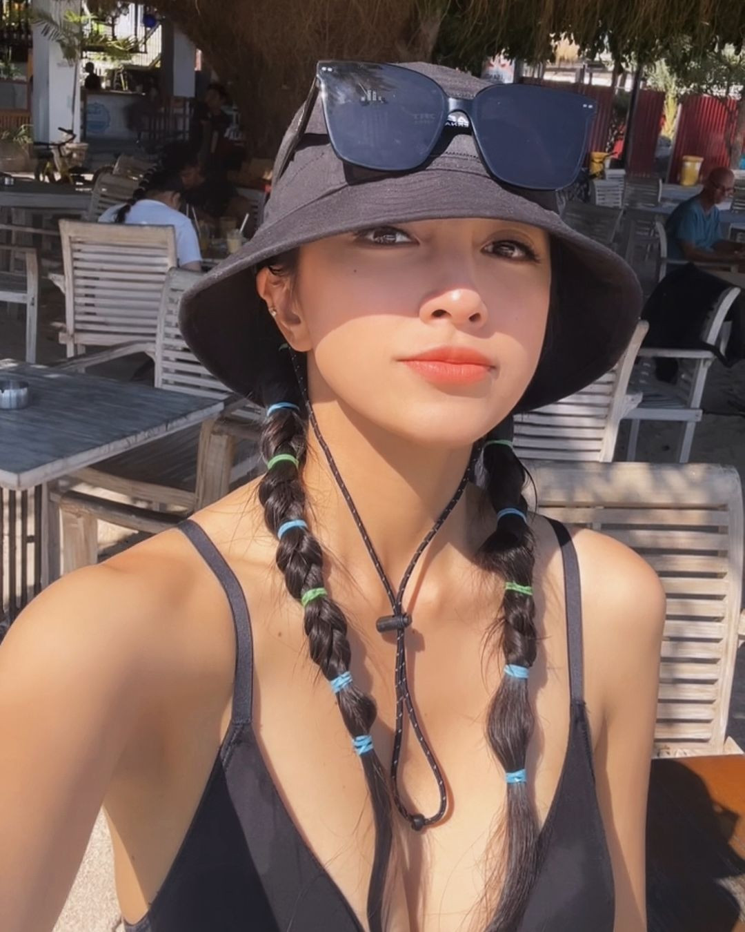 Jessie học tập và sinh sống ở Mỹ trong 10 năm, nên phong cách của cô phần nào bị ảnh hưởng bởi xu hướng lai Tây. Cô nàng sở hữu nước da khỏe khoắn cùng phong cách trang điểm sắc sảo.