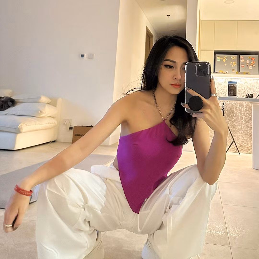 Không chỉ sở hữu đôi chân dài, thon, số đo 3 vòng của Jessie cũng thuộc diện "chuẩn không cần chỉnh".