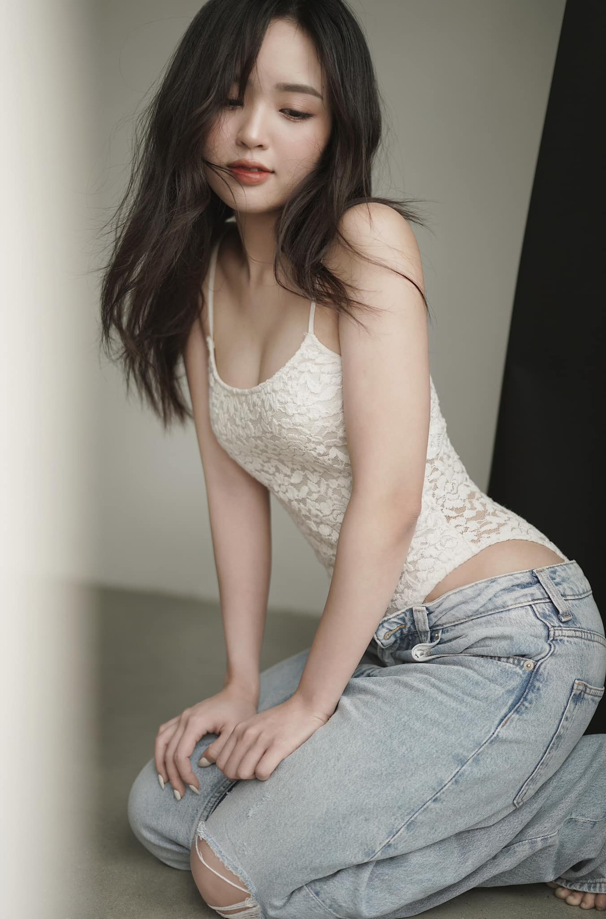 Sở hữu vòng eo con kiến, nhiều người không ngờ rằng Phương Anh đã từng kết hôn từ năm 19 tuổi và có 2 con.