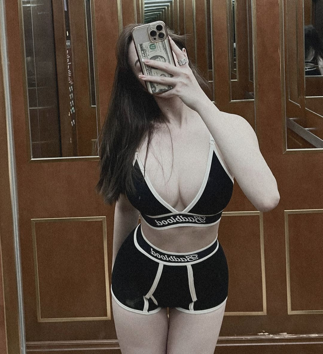 Hằng Habi (tên thật là Phạm Thu Hằng) là một trong những hot girl làng Gym được yêu thích ở Việt Nam hiện nay với trang cá nhân thu hút hơn 126.000 người theo dõi.