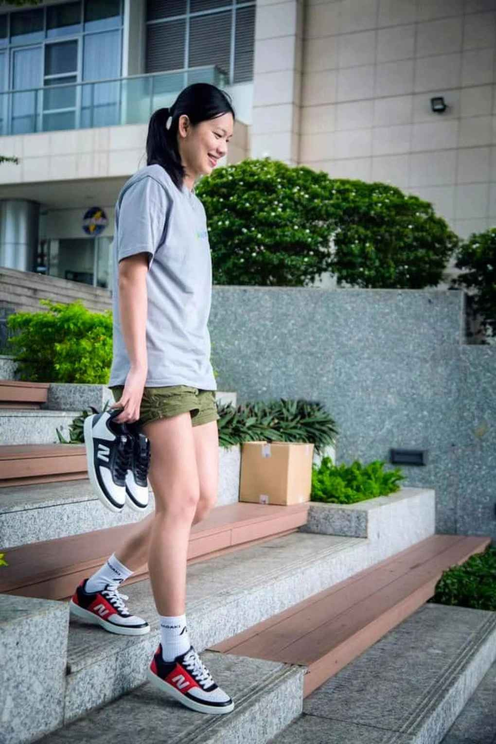 Người hâm mộ cho biết họ khó nhận ra "kình ngư" năm nào khi nhìn thấy diện mạo thay đổi của Ánh Viên. Không chỉ thăng hạng nhan sắc, cô cũng có phong thái nữ tính, biết làm điệu và thu hút hơn hẳn.