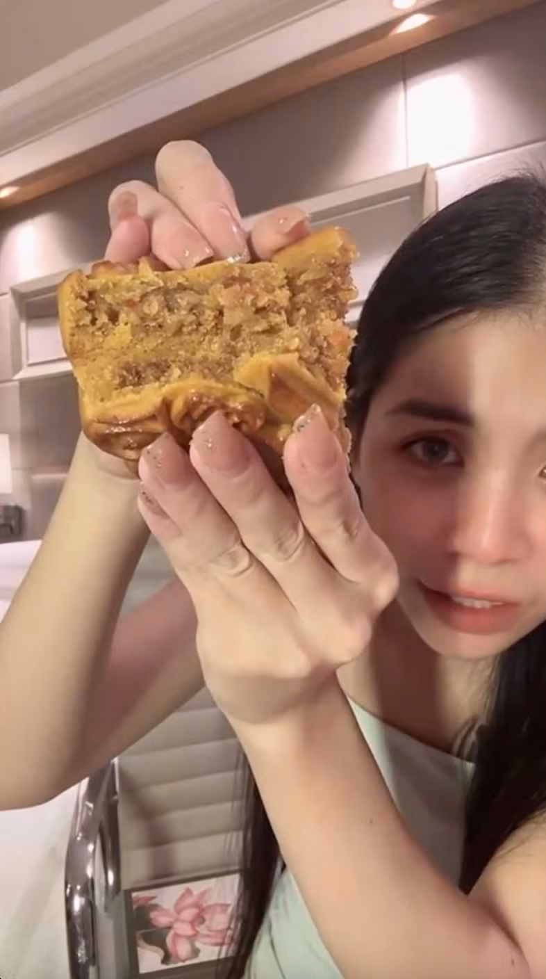 Về chất lượng của chiếc bánh bên trong, chủ nhân clip đánh giá là rất ngon và cho số điểm cao về hương vị từ bánh trung thu Quang Linh Vlogs.