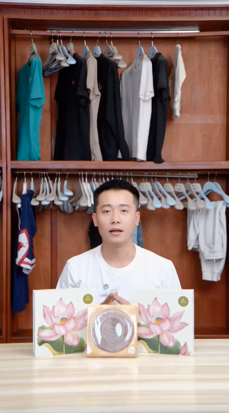 Trên mạng xã hội TikTok, bên cạnh hàng loạt clip review sản phẩm bánh Trung thu của nhà Quang Linh Vlogs hoặc khoe đã mua được thì còn có rất nhiều dân mạng bình luận kêu than rằng mua khó quá.