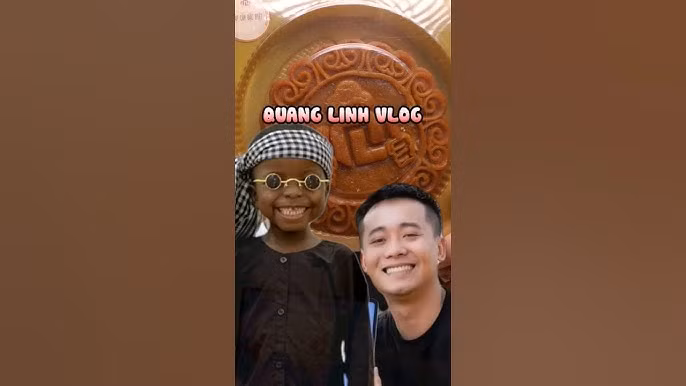 Hình ảnh Quang Linh Vlogs và Lôi Con quang bá bánh trung thu năm nay.