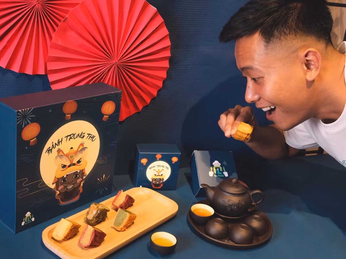 Trong không khí Tết Trung thu đang cận kề, dân tình thi nhau săn lùng những sản phẩm bánh Trung thu hot của mùa Rằm tháng 8 năm nay. Trong đó, sản phẩm bánh Trung thu Quang Linh Vlogs cũng đang rất hot và được nhiều người tìm mua.