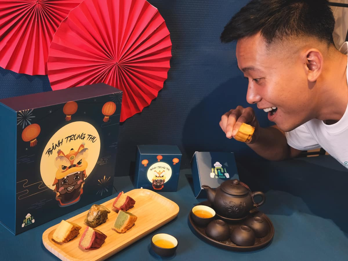 Trong không khí Tết Trung thu đang cận kề, dân tình thi nhau săn lùng những sản phẩm bánh Trung thu hot của mùa Rằm tháng 8 năm nay. Trong đó, sản phẩm bánh Trung thu Quang Linh Vlogs cũng đang rất hot và được nhiều người tìm mua.