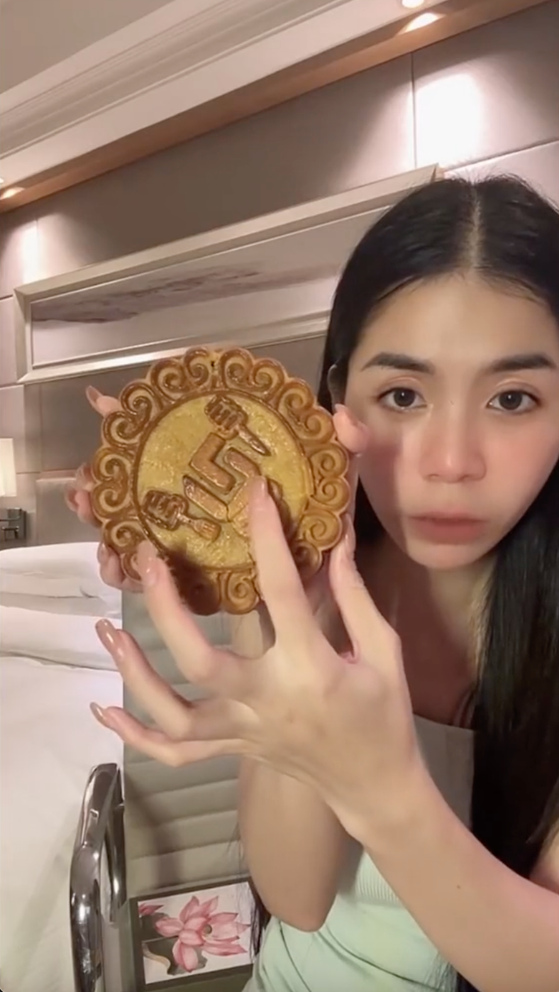 Cùng với đó, bên trong sản phẩm còn được gửi kèm một chiếc túi giấy in hình hoa sen mà theo chủ nhân clip thì có thể mang đi biếu, tặng vẫn rất xinh xắn, trang trọng.