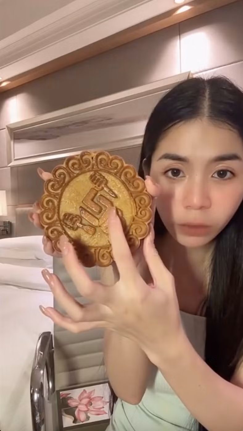 Cùng với đó, bên trong sản phẩm còn được gửi kèm một chiếc túi giấy in hình hoa sen mà theo chủ nhân clip thì có thể mang đi biếu, tặng vẫn rất xinh xắn, trang trọng.