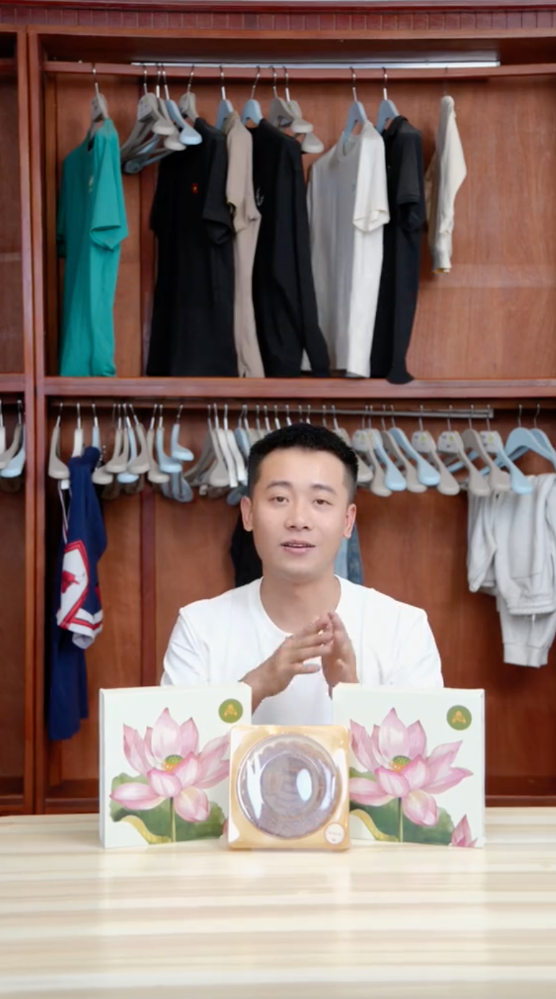 Tuy nhiên, mới đây, cũng trên nền tảng TikTok lại bất ngờ xuất hiện một clip "bóc phốt" bánh Trung thu của Quang Linh vì gửi sản phẩm thực tế khác với quảng cáo.