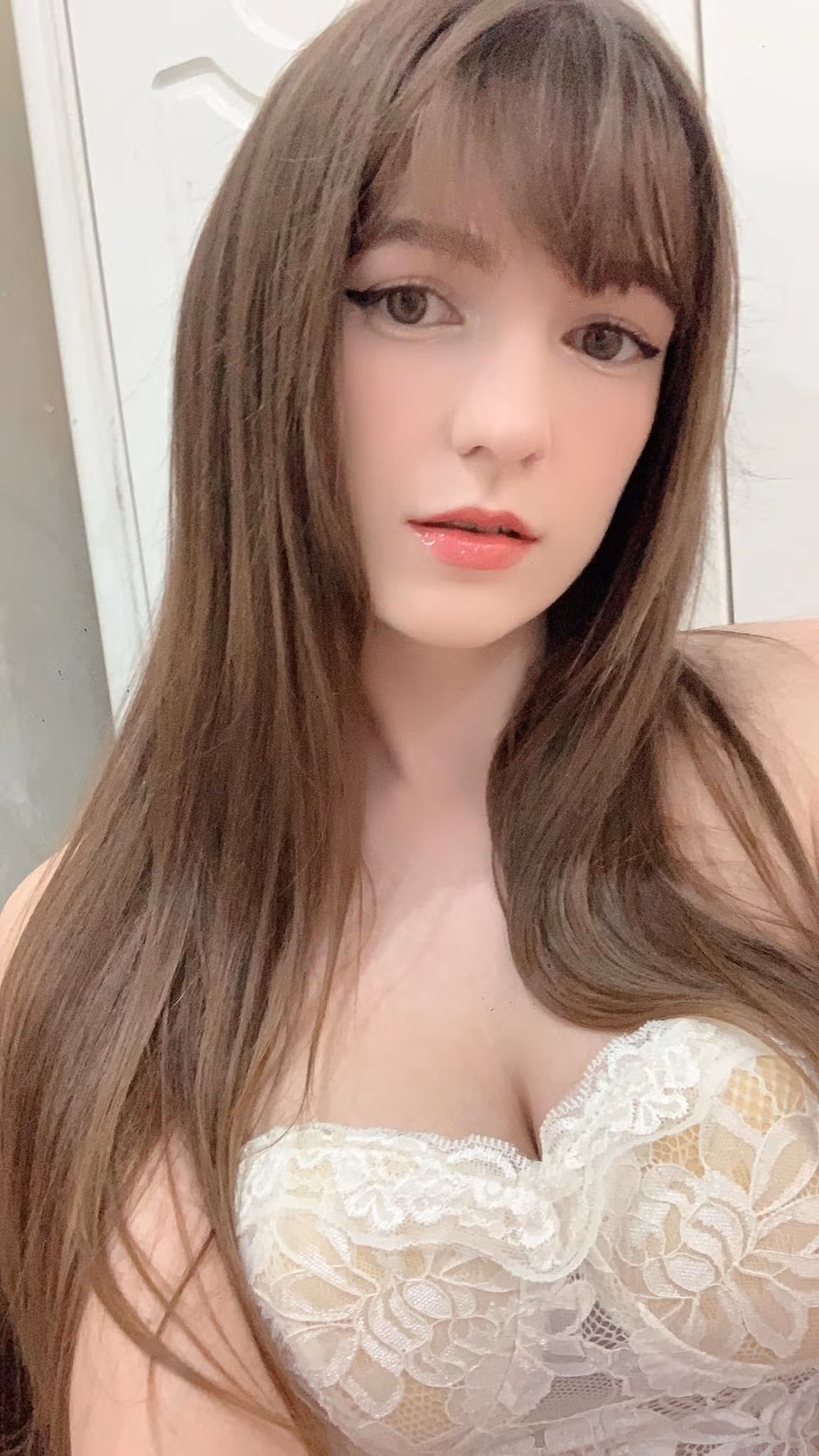 Ngay khi bị kéo vào lùm xùm nói trên, Alexandra Rud đã ngay lập tức lên tiếng đính chính rằng đó không phải là đoạn clip của cô, cô cũng chưa từng gặp người đàn ông có hành động thân mật với mình như trong clip.