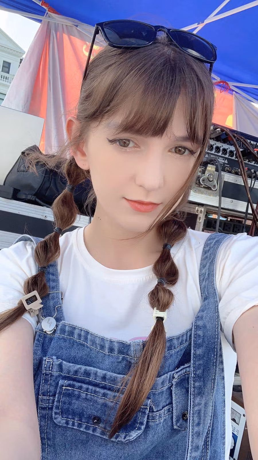 Alexandra Rud (sinh năm 1993) là một trong những nữ DJ Ukraine đang hoạt động tại Việt Nam. Cô có khả năng nói 6 thứ tiếng: Ukraine, Nga, Ba Lan, Đức, Anh và một chút tiếng Việt.