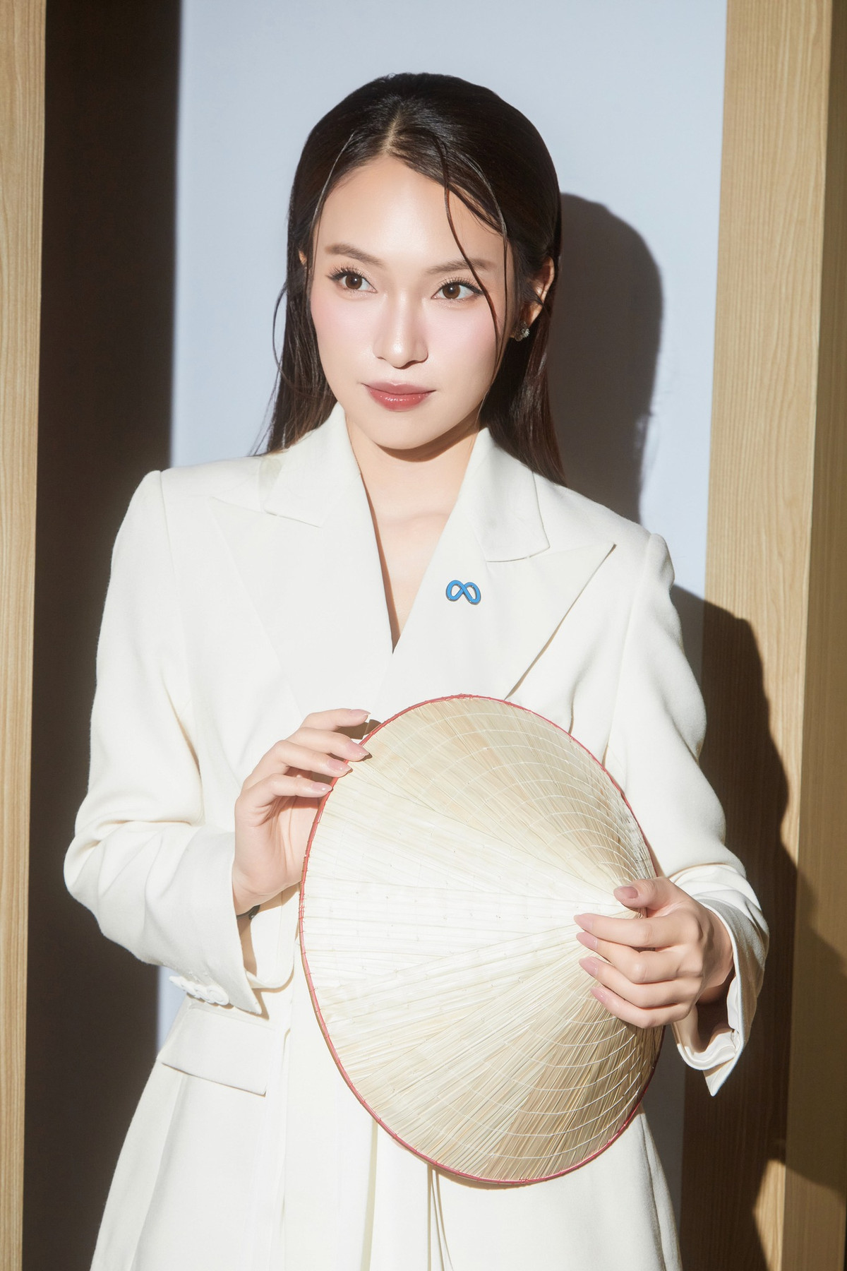 Khánh Vy có hình tượng tốt, “con nhà người ta” chính hiệu và cho thấy sự tiếp thu, rút kinh nghiệm. Dĩ nhiên chưa làm tốt sẽ bị khán giả phê bình, đó là điều không tránh khỏi, nhưng có nhiều người đã vịn cớ áp đặt, công kích cá nhân thay vì góp ý xây dựng.