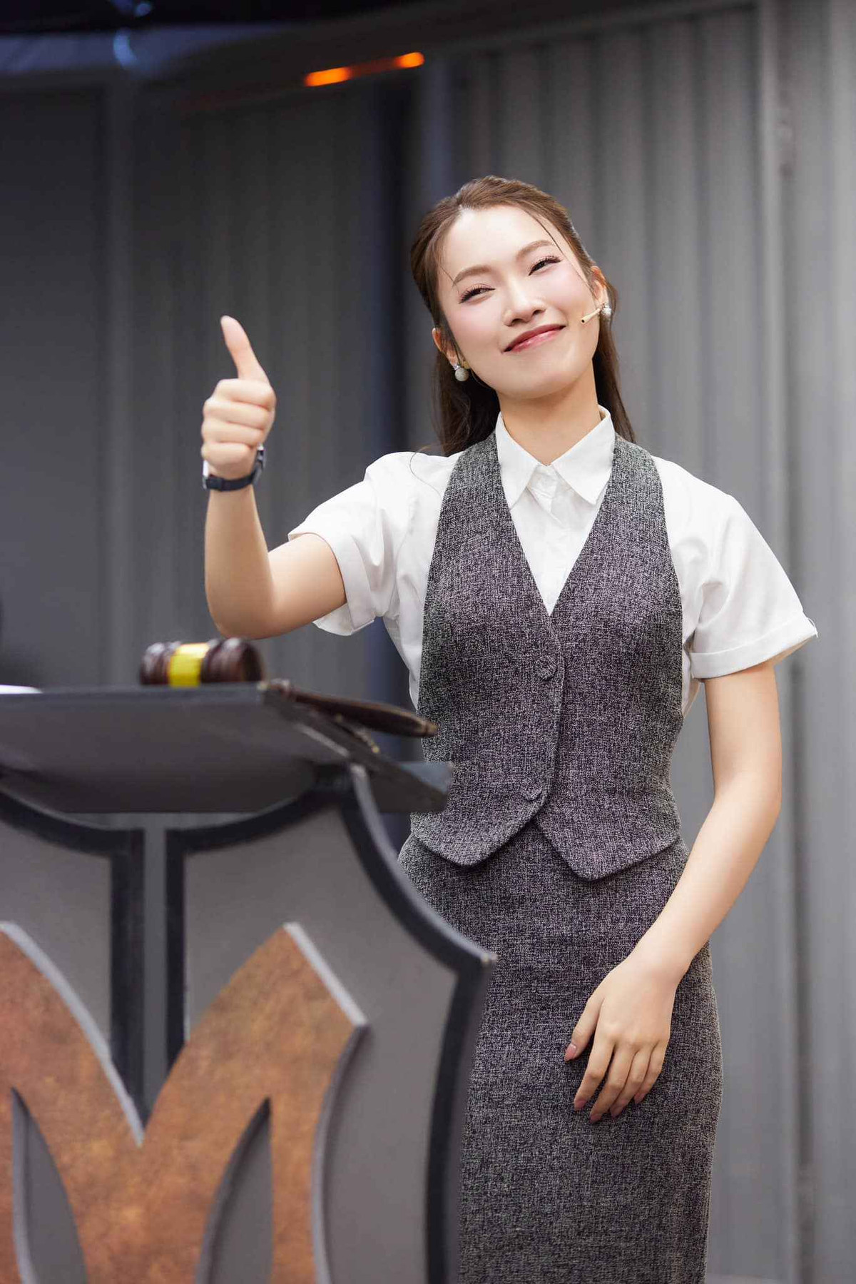 Sự gay gắt của khán giả trái ngược với cách đây một tuần, Khánh Vy được khen “EQ cao”. Khi công bố đội nguy hiểm, thay vì nói "liên minh có điểm thấp nhất", cô nàng nói "Liên minh có điểm khiêm tốn nhất". Chi tiết này khiến cô gái đến từ Nghệ An được đánh giá khéo léo và tinh tế, phần nào làm giảm không khí trầm buồn.