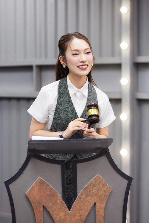 Nhiều người nhận xét Khánh Vy sử dụng nhiều câu tối nghĩa, hoa mỹ không phù hợp khi dẫn dắt chương trình. Không ít người nhận ra nữ MC xinh đẹp này bị “sượng”, câu từ trúc trắc khi xa rời kịch bản. Vì thế, những tình huống tung mảng miếng với các anh tài, nữ MC xử lý bị nhạt, không duyên.