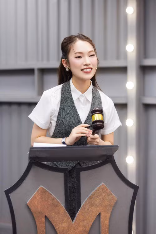 Nhiều người nhận xét Khánh Vy sử dụng nhiều câu tối nghĩa, hoa mỹ không phù hợp khi dẫn dắt chương trình. Không ít người nhận ra nữ MC xinh đẹp này bị “sượng”, câu từ trúc trắc khi xa rời kịch bản. Vì thế, những tình huống tung mảng miếng với các anh tài, nữ MC xử lý bị nhạt, không duyên.