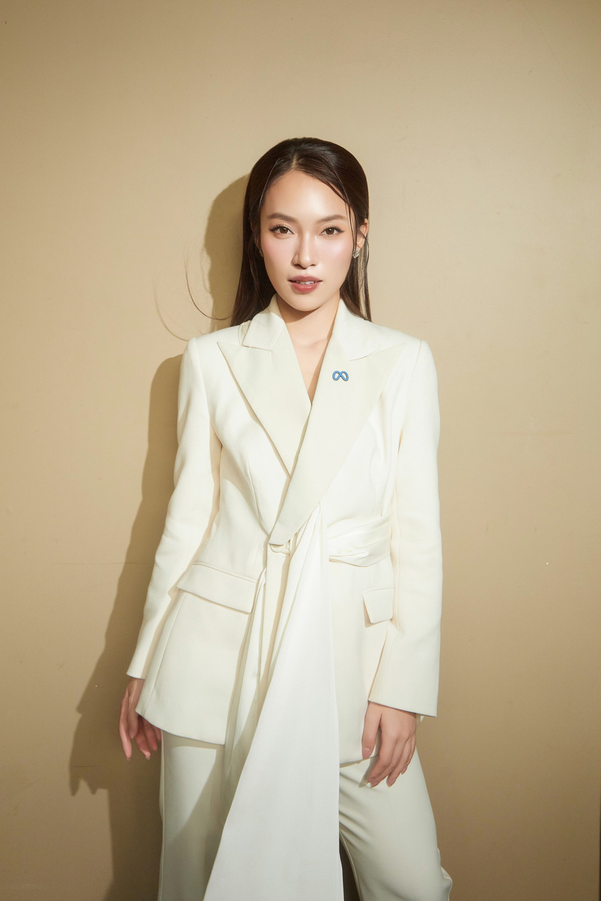 Chưa kịp để sửa sai, Khánh Vy lại vướng vào tranh luận khi dẫn không có kịch bản trên tay. Có người nói MC sinh năm 1999 đang mặc “chiếc áo” quá rộng so với với năng lực, nhất là trong môi trường show giải trí như ATVNCG.