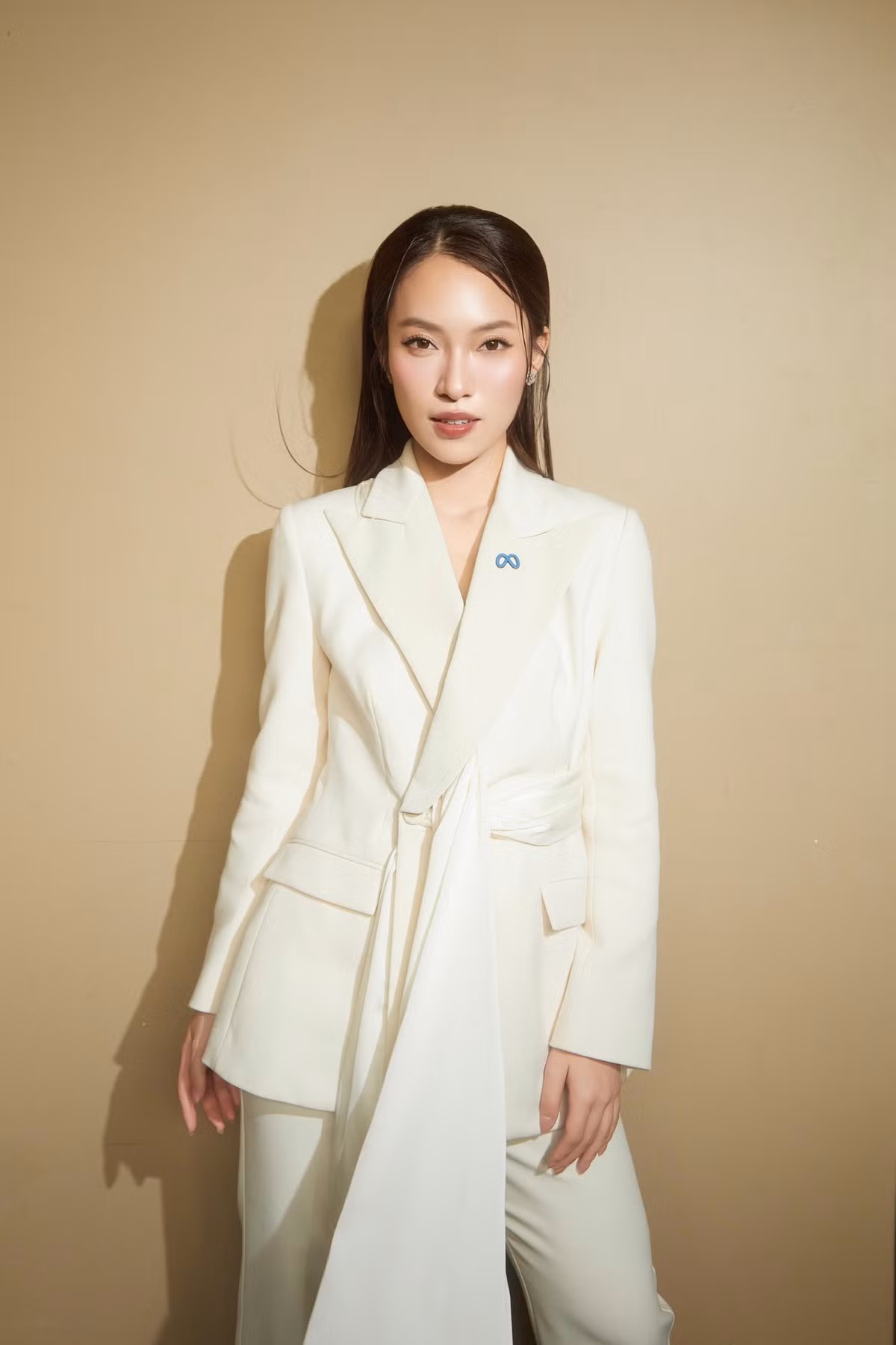 Chưa kịp để sửa sai, Khánh Vy lại vướng vào tranh luận khi dẫn không có kịch bản trên tay. Có người nói MC sinh năm 1999 đang mặc “chiếc áo” quá rộng so với với năng lực, nhất là trong môi trường show giải trí như ATVNCG.