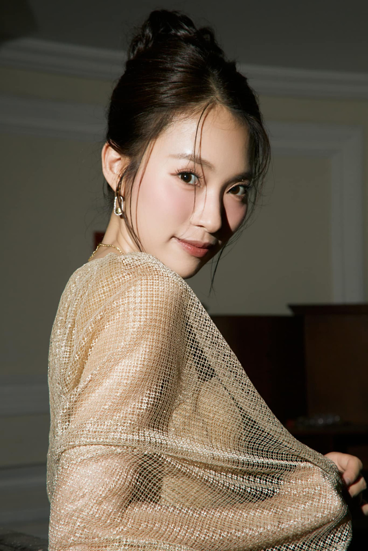 “Khánh Vy thông minh, dẫn ổn nhưng phong cách không hợp. Style của Vy hợp chương trình học thuật hơn, dù dùng ngôn từ gen Z thì thiếu chất nghệ sĩ nên bị khớp”, “Show giải trí chưa bao giờ là thế mạnh của Khánh Vy. Tuy nhiên mỗi MC có những lĩnh vực thế mạnh riêng nên tôi không muốn Khánh Vy phải quá gồng mình để hợp với nội dung giải trí”… các ý kiến để lại.