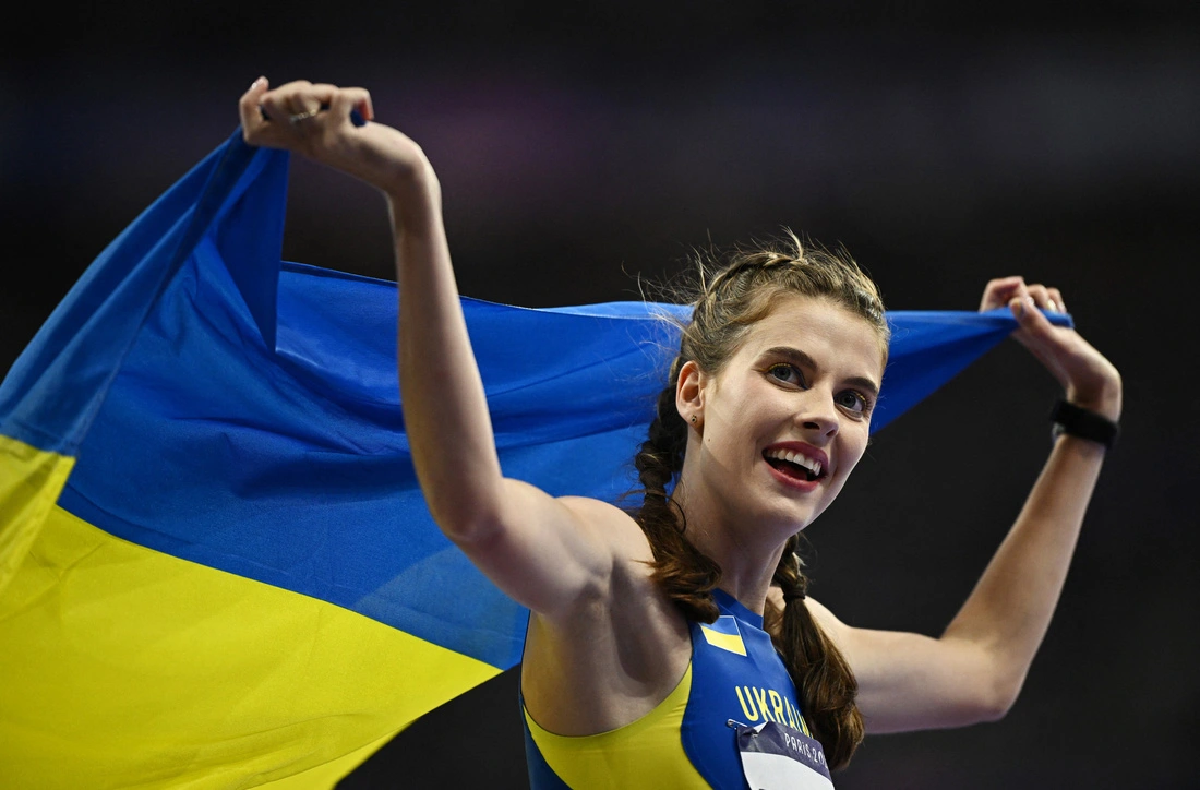 Hồi năm 2017, khi mới 15 tuổi, Yaroslava Mahuchikh đã giành huy chương vàng tại giải vô địch thế giới IAAF U18. Sau đó, cô gái trẻ sinh năm 2001 luôn thể hiện được một phong độ thi đấu ấn tượng và gặt hái được vô số danh hiệu quốc tế.