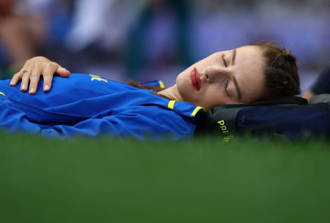 Hình ảnh nữ VĐV của Ukraine mang theo túi ngủ đến sân thi đấu được dân tình vô cùng thích thú.