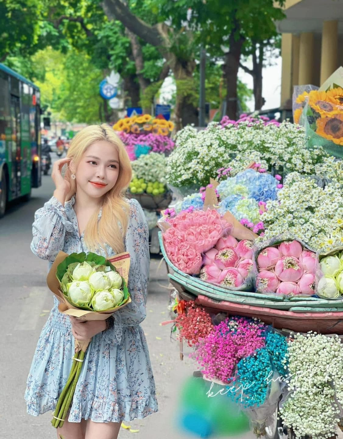 Dạo bước Hà Nội những ngày vào thu, không khó để bắt gặp những xe hoa rong trên các con phố. (Ảnh: Ngọc Linh)