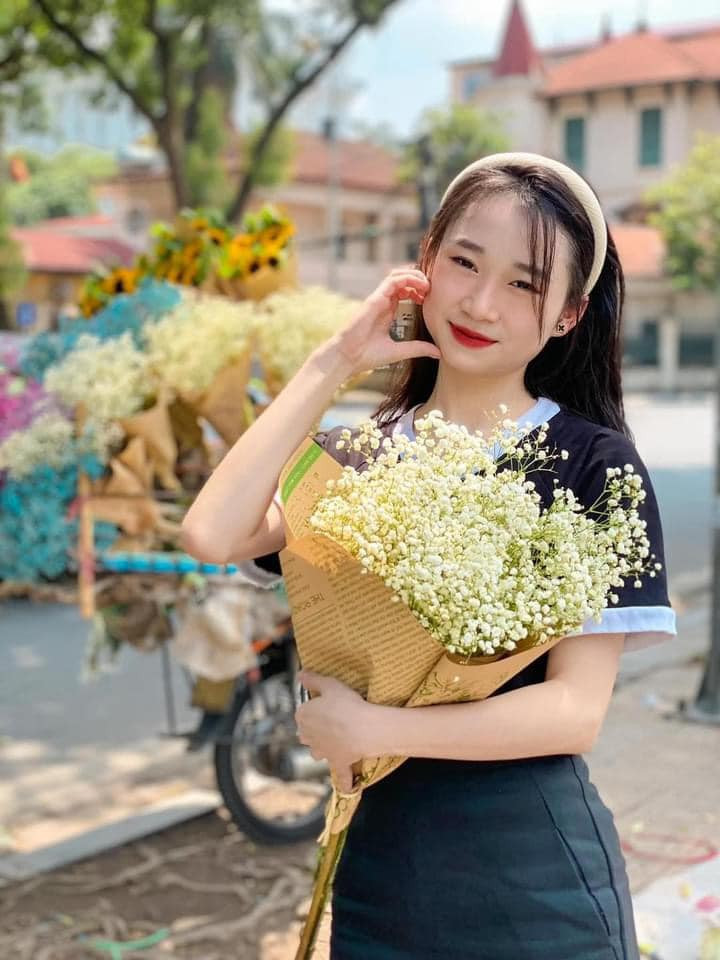 Rất nhiều cô nàng đã tranh thủ những ngày thảnh thơi xuống phố, hóa thân thành nàng thơ chụp ảnh check-in bên những chiếc xe hoa. (Ảnh: Bùi Thị Bích Thư)