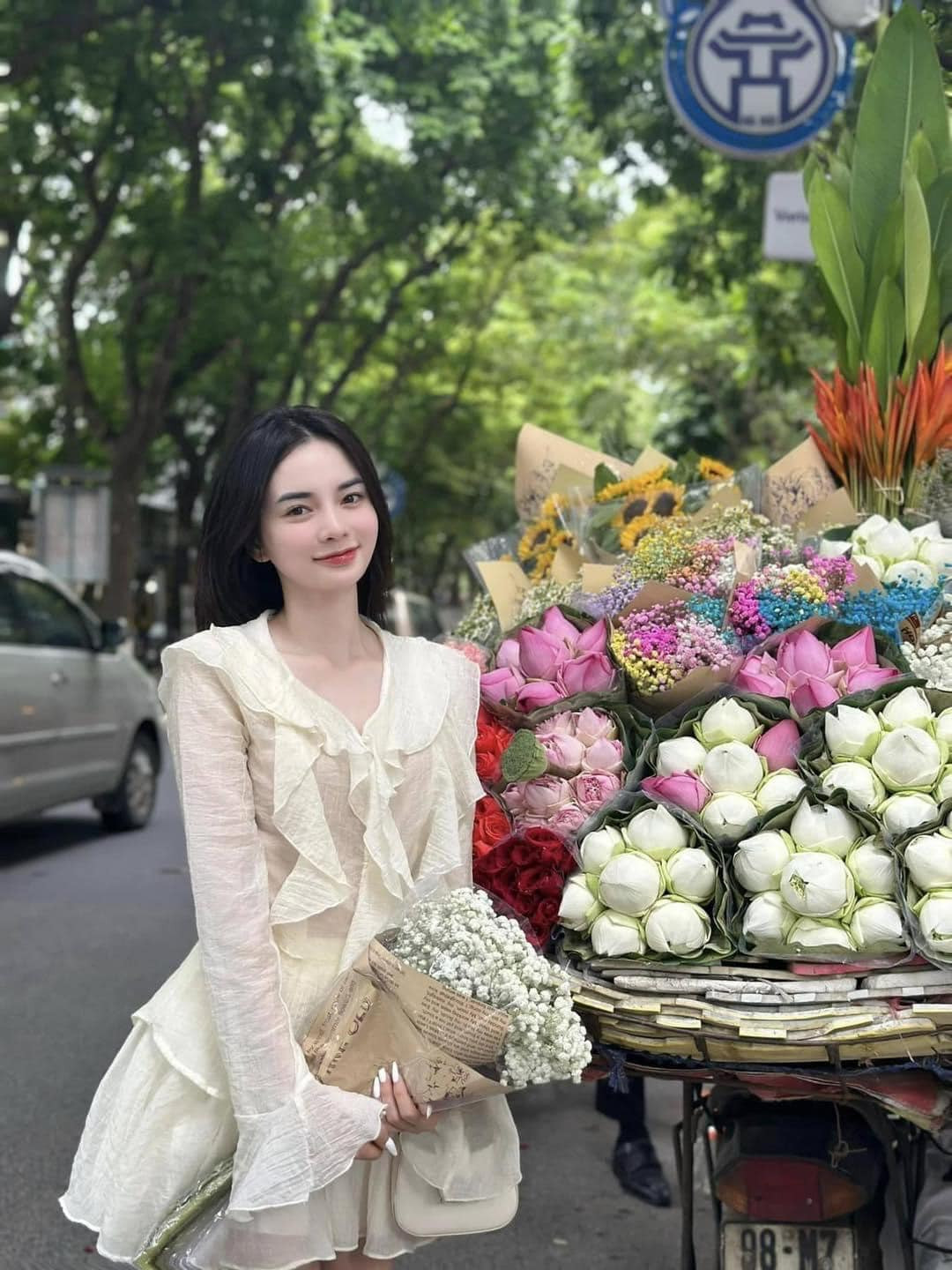 Mùa thu có lẽ là mùa thích hợp nhất để có những tấm ảnh thơ mộng, dịu dàng như thế này, bởi thời tiết không còn cái nực của mùa hè, cũng không lạnh buốt như mùa đông, nhờ vậy những thiết kế váy nhẹ nhàng bay bổng rất phù hợp. (Ảnh: Hoà Hera)