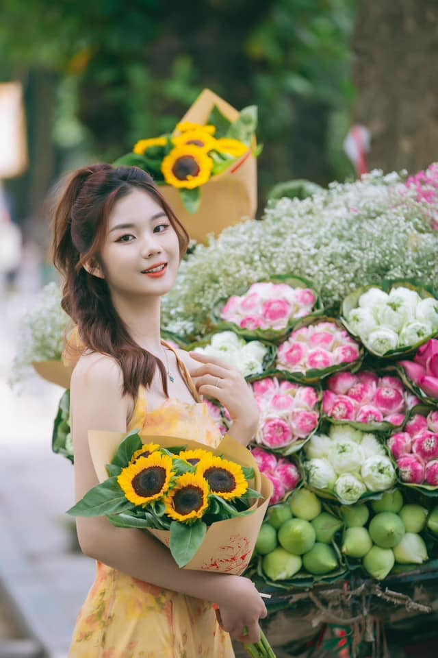 Cả hoa và thiếu nữ cùng khoe sắc, khung cảnh đẹp như những bức tranh. (Ảnh: Lã Vũ Thắng)