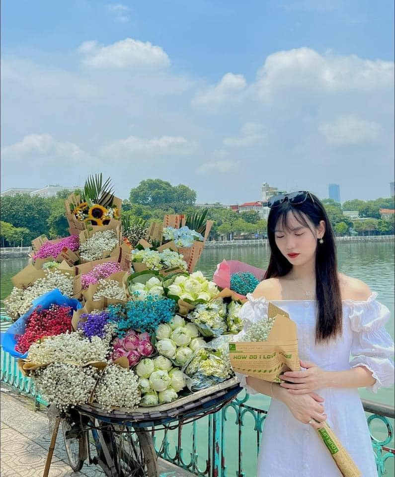 Xe hoa ven đường là công việc mưu sinh của nhiều người, vô tình góp phần tô điểm cho Hà Nội những sắc màu riêng. (Ảnh: Giang Paris)