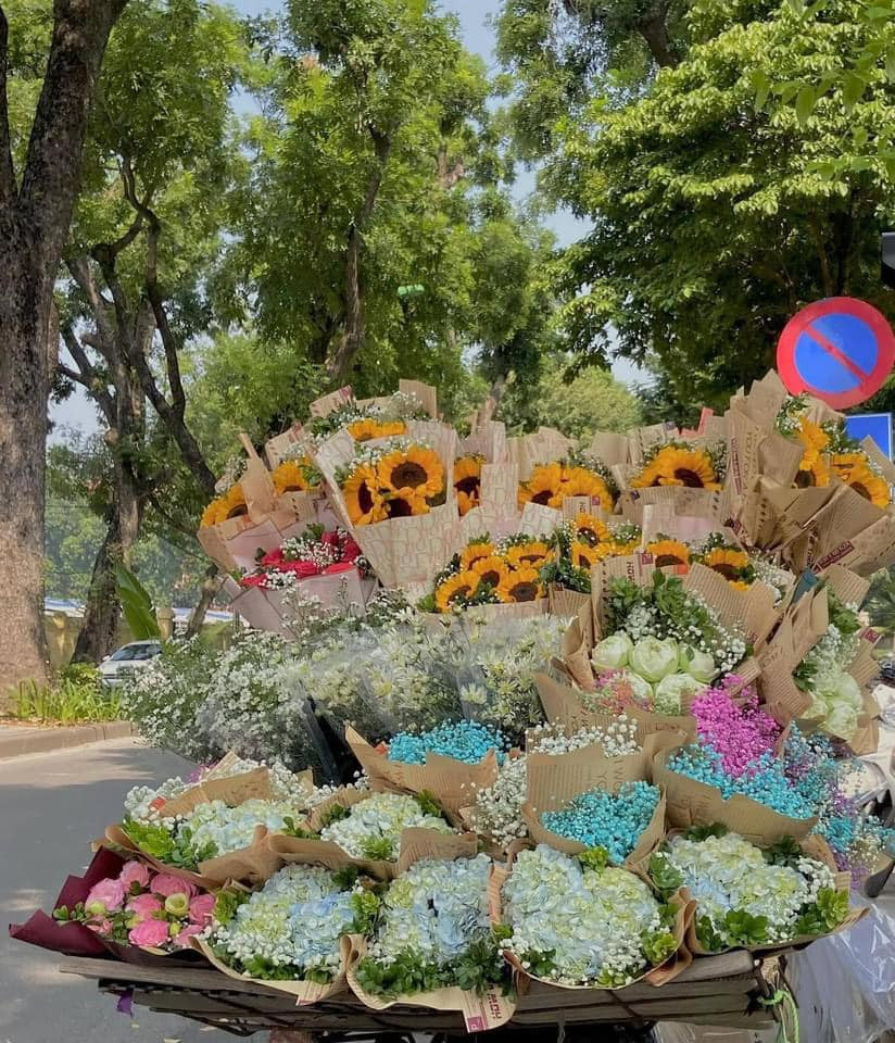 Những chiếc xe hoa chở cả mùa thu Hà Nội. (Ảnh: Hồ Lệ Giang)