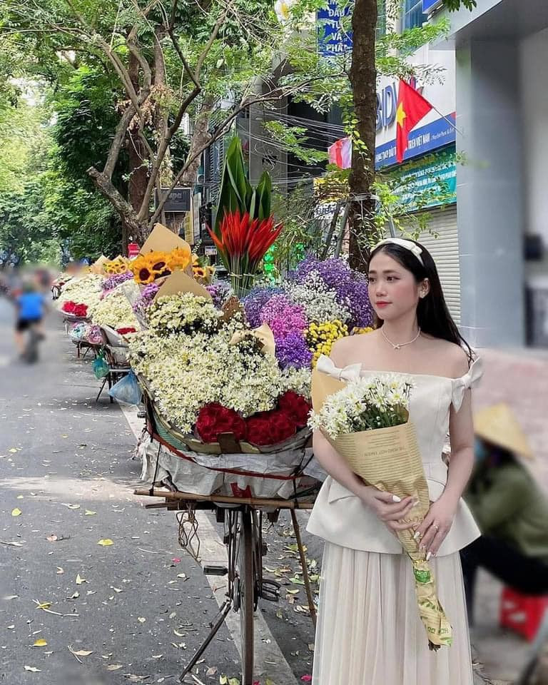 Hoa chở trên xe được bó gọn trong giấy báo, dù không được gói ghém kỹ càng như hoa ở tiệm nhưng lại càng làm nổi bật lên vẻ đẹp tự nhiên, quen thuộc của các loài hoa. (Ảnh: Trangg Xuu)