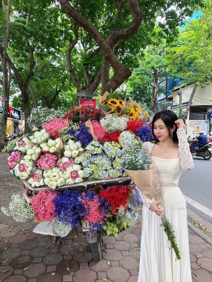 Thiếu nữ xinh đẹp bộn phần giữa tiết thu vàng ươm của Hà Nội. (Ảnh: Ngọc Yến)