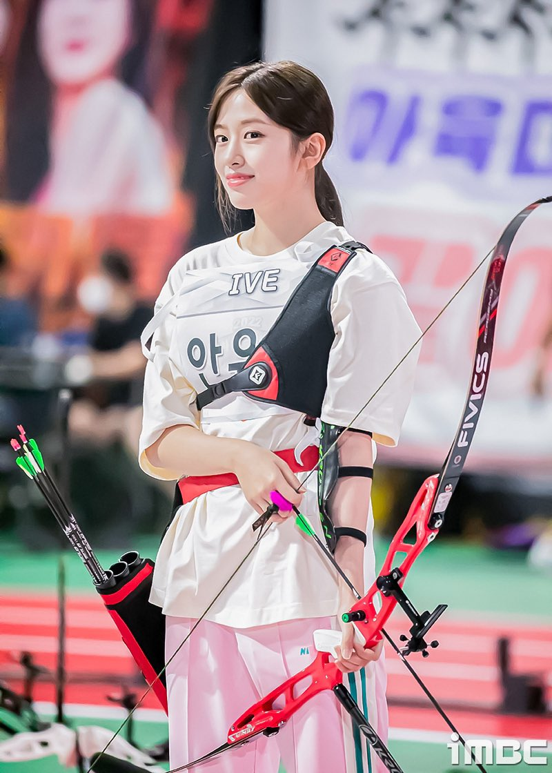 Tham gia ở bộ môn bắn cung, nữ thần tượng Ahn Yujin (IVE) có gương mặt của một diễn viên cực phẩm, ghi điểm với visual không góc chết dù makeup và kiểu tóc hết sức mộc mạc.