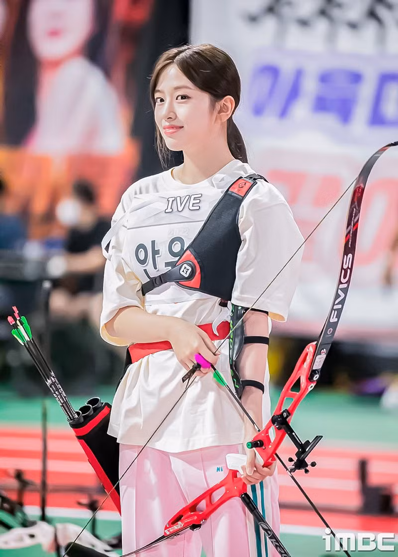 Tham gia ở bộ môn bắn cung, nữ thần tượng Ahn Yujin (IVE) có gương mặt của một diễn viên cực phẩm, ghi điểm với visual không góc chết dù makeup và kiểu tóc hết sức mộc mạc.