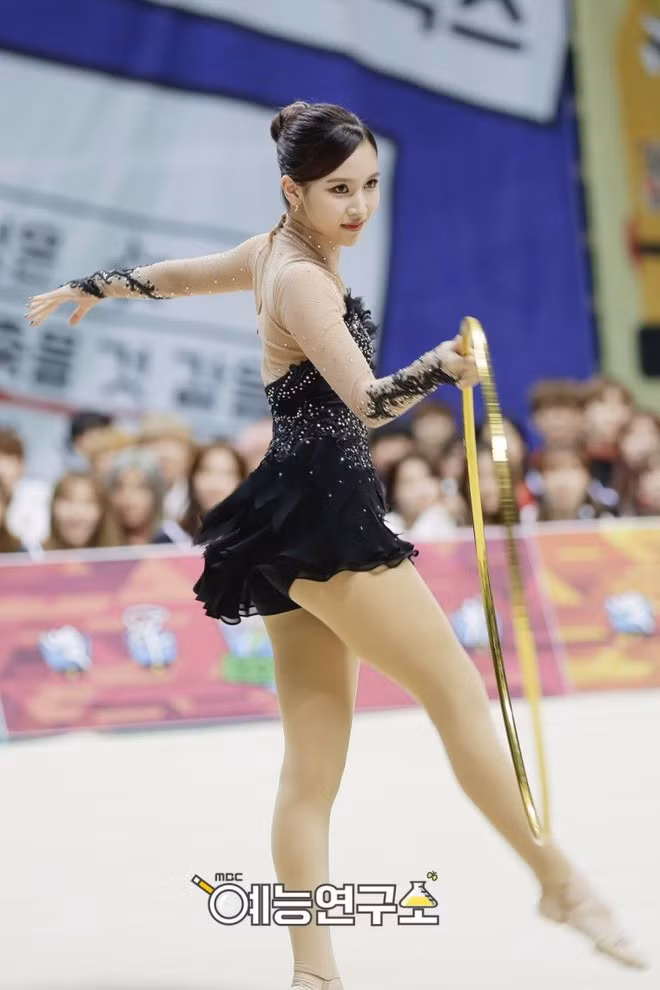 Trong phần thi thể dục nhịp điệu năm 2016, Mina (TWICE) đã đem tạo hình “thiên nga đen” của mình lên sàn đấu, đồng thời trở thành một trong những màn biểu diễn huyền thoại của ISAC với 13 triệu view.