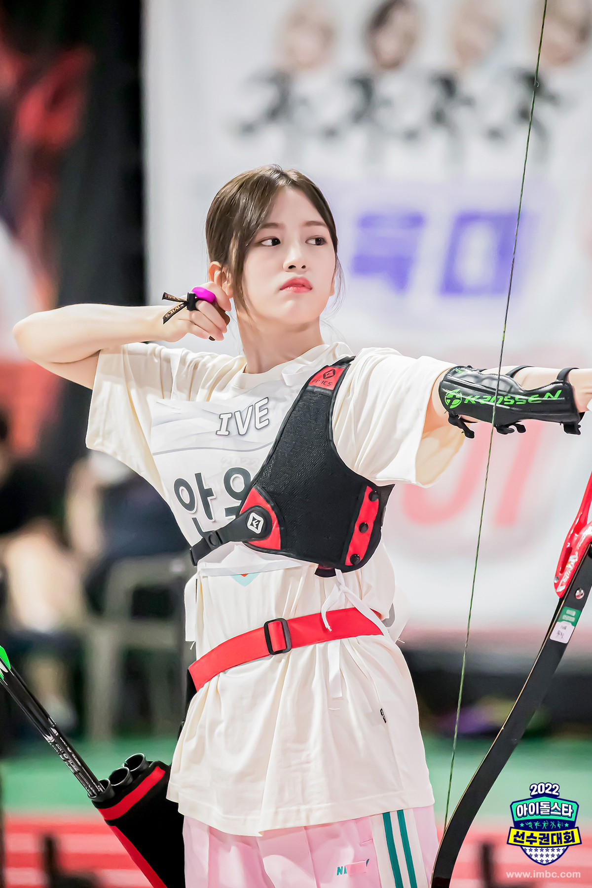 Kiểu tóc gọn gàng lẫn lối makeup tự nhiên đã giúp nàng idol này ghi điểm mạnh mẽ trong trường hợp này.