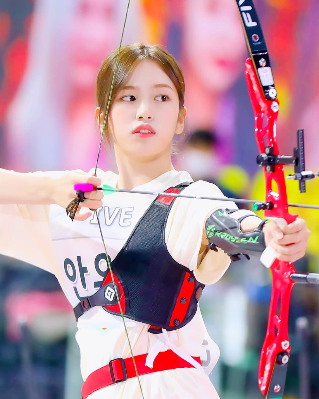 Không chỉ có vibe diễn viên tràn màn hình, phong cách thanh thuần và biểu cảm tự nhiên của Yujin khiến khoảnh khắc của cô không khác gì 1 cảnh phim hành động.