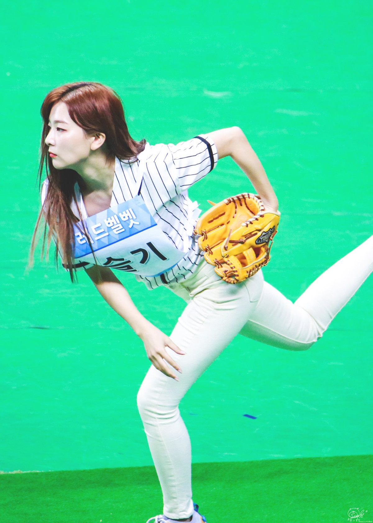 Seulgi vốn có ngoại hình rắn rỏi và cá tính mạnh mẽ, vì thế cô nàng cũng cực hợp trong hình ảnh chơi thể thao.